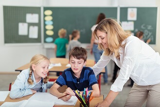 zwei lehrerinnen arbeiten in einer klasse